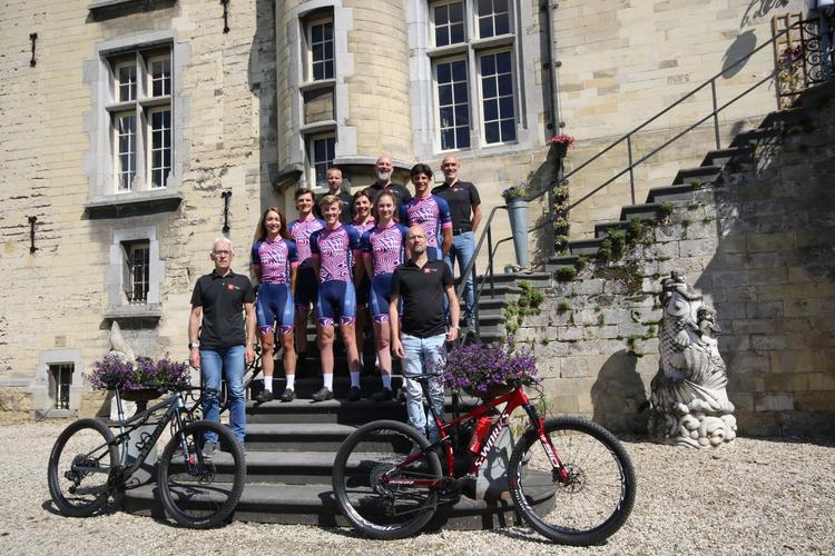 team foto met de renners en staf van Stappenbeltz Specialized Racing