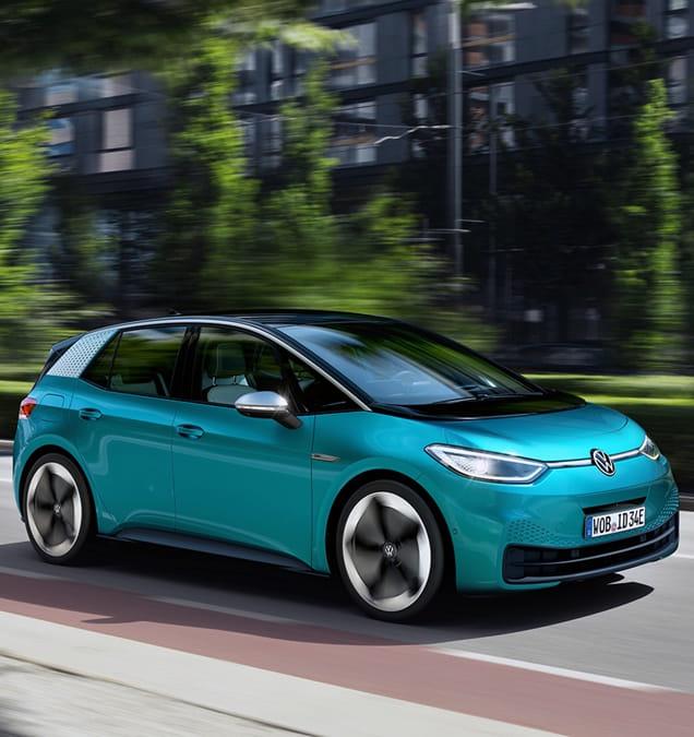 Blauwe iD3 Volkswagen aan het rijden